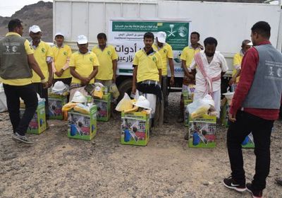 بدعم سعودي.. توزيع أدوات المهنة على 50 مزارعاً في لحج (صور)