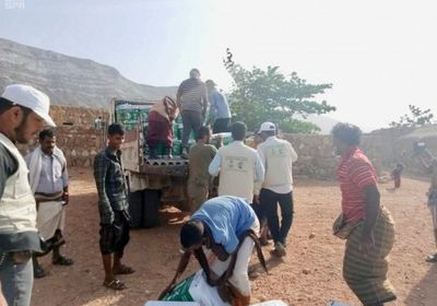 الملك سلمان للإغاثة يوزع 139 سلة غذائية بسقطرى (صورة)