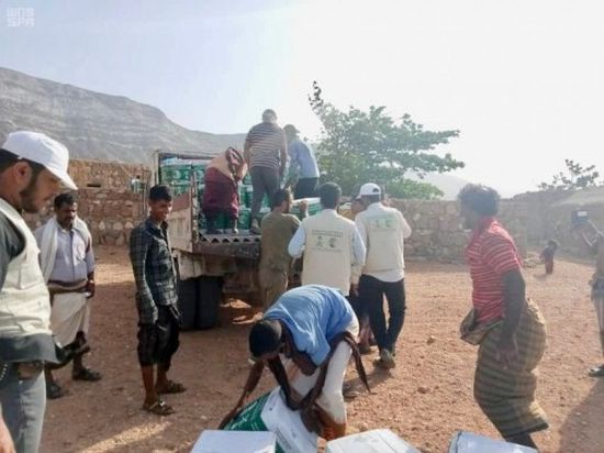 الملك سلمان للإغاثة يوزع 139 سلة غذائية بسقطرى (صورة)