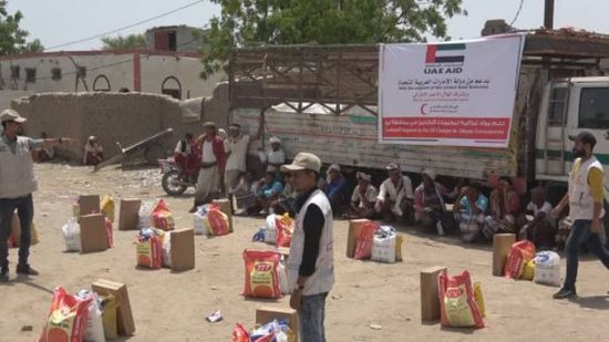 حملة إماراتية واسعة لإغاثة أهالي تعز والحديدة النازحين من بطش المليشيات الحوثية (فيديو)
