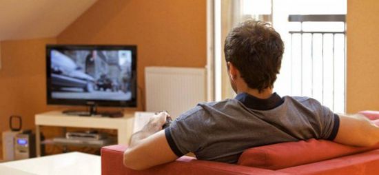 دراسة حديثة تُحذر: مشاهدة التلفزيون 4 ساعات يومياً تسبب الوفاة 
