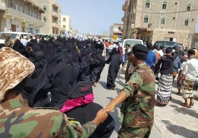 وسط حماية رجالهن.. ‏نساء ‎سقطرى يشاركن في طرد الإخوان من الجزيرة "فيديو"