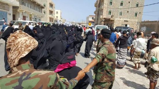 وسط حماية رجالهن.. ‏نساء ‎سقطرى يشاركن في طرد الإخوان من الجزيرة "فيديو"