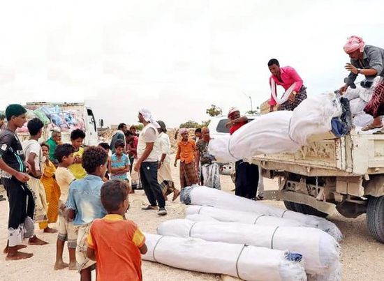 "خليفة الإنسانية" تُغيث المتضررين من الأمطار بمنطقة قعرة في سقطرى