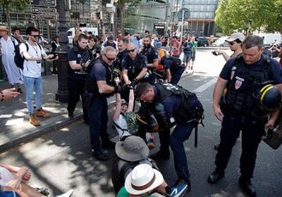 فرنسا تعتقل عشرات المتظاهرين لاحتجاجهم على التغير المناخي (صور)