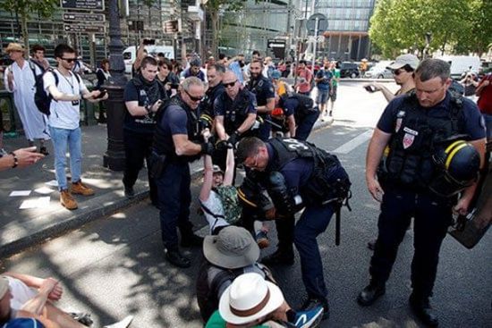 فرنسا تعتقل عشرات المتظاهرين لاحتجاجهم على التغير المناخي (صور)