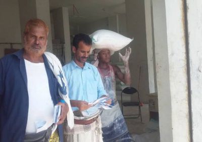 توزيع المساعدات الغذائية الخاصة بشهر يونيو على المستفيدين بردفان  