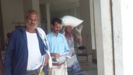 توزيع المساعدات الغذائية الخاصة بشهر يونيو على المستفيدين بردفان  