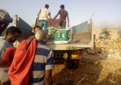 بدعم سعودي.. توزيع 250 سلة غذائية في سقطرى (صور)