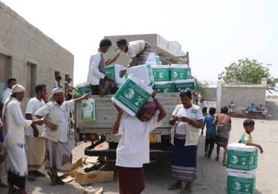 توزيع 300 سلة غذائية على النازحين في مديرية التحيتا (صور)