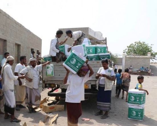 توزيع 300 سلة غذائية على النازحين في مديرية التحيتا (صور)