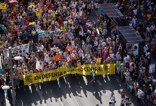 عشرات الإسبانيين يحتجون في الشارع مطالبين بإنقاذ الحياة