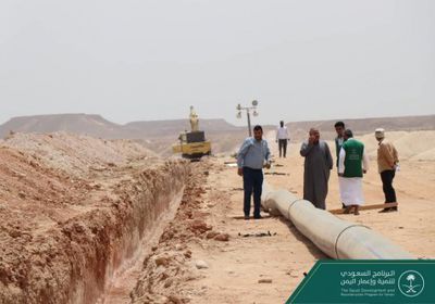 بدء أعمال حفر الخط الناقل للمياه إلى مدينة الغيضة بالمهرة (صور)