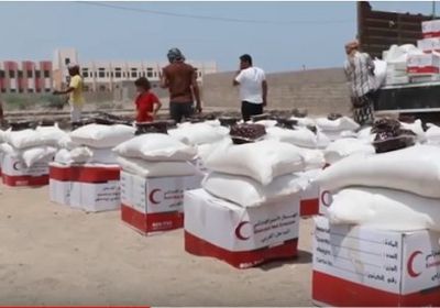 استفاد منها أكثر من 9600 نسمة.. الإمارات تقدم مساعدات غذائية في الدريهمي والخوخة وموزع  (فيديو) 