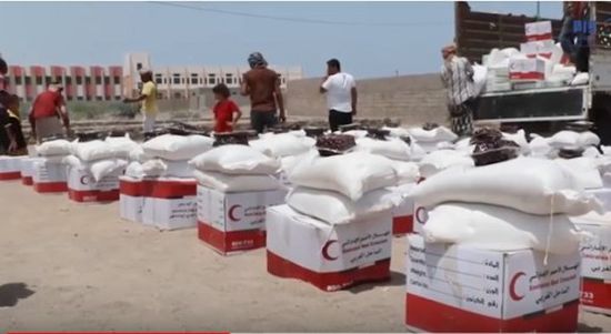 استفاد منها أكثر من 9600 نسمة.. الإمارات تقدم مساعدات غذائية في الدريهمي والخوخة وموزع  (فيديو) 