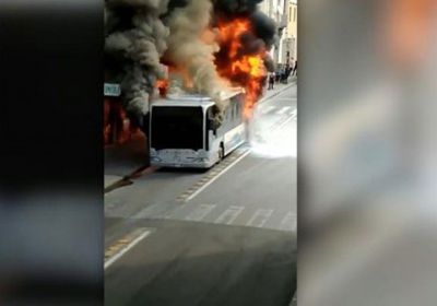 احتراق حافلة سياحية تقل زوارا أجانب في إيران 