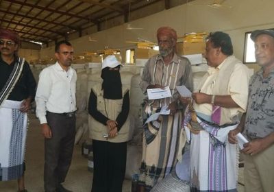 توزيع أدوات تربية النحل لـ30  نحالا بمديرية الروضة بشبوة