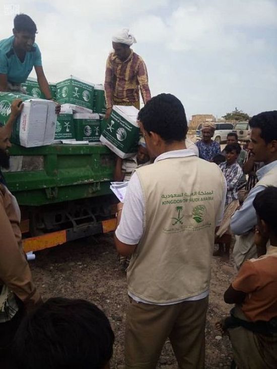 سلمان للإغاثة يوزع 720 سلة غذائية في سقطرى (صور)