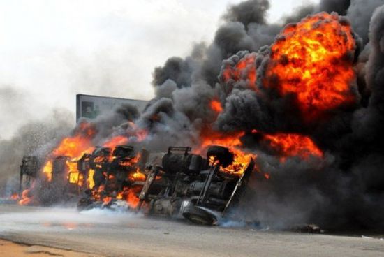 مصرع 50 شخصًا جراء احتراق شاحنة وقود بنيجيريا (صور)