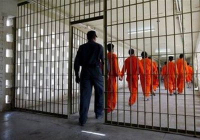 شاهد.. تكديس بشري مهول داخل سجن عراقي ومعاملة غير آدمية