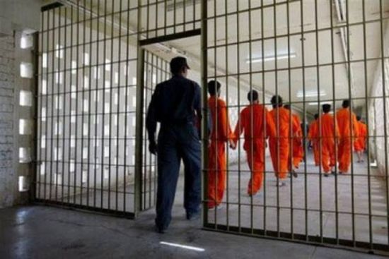 شاهد.. تكديس بشري مهول داخل سجن عراقي ومعاملة غير آدمية