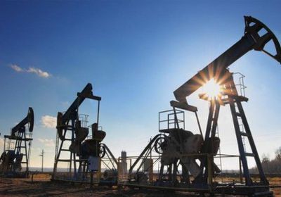 النفط يشهد زيادة في الأسعار بعد تمديد خفض الإنتاج