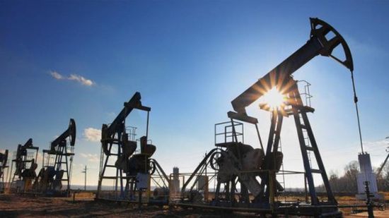 النفط يشهد زيادة في الأسعار بعد تمديد خفض الإنتاج
