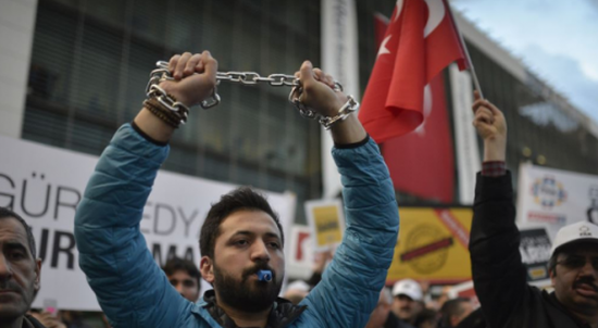 مجلة فرنسية: الهجمات ضد الصحفيين بتركيا تعكس مناخًا عدائيًّا
