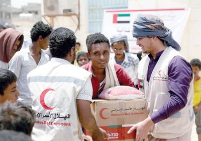 صحيفة إماراتية تسلط الضوء على أبرز المشروعات التي نفذها الهلال الأحمر باليمن
