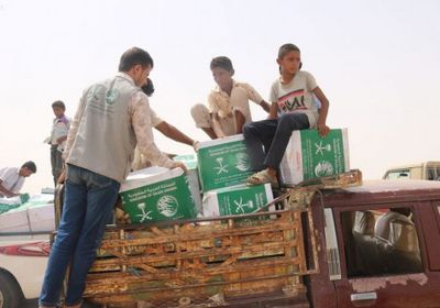 الملك سلمان للإغاثة يوزع مئات السلال الغذائية بحجة (صور)