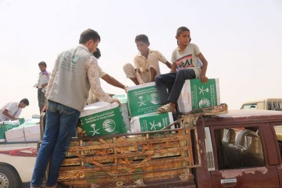 الملك سلمان للإغاثة يوزع مئات السلال الغذائية بحجة (صور)