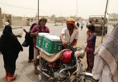 مساعدات غذائية من السعودية للأسر النازحة بالتحيتا