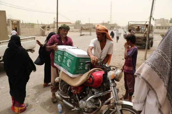 مساعدات غذائية من السعودية للأسر النازحة بالتحيتا