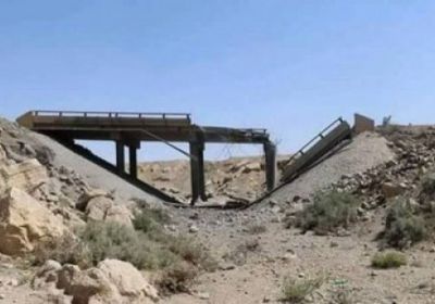 مليشيات الحوثي تفجر جسرًا بالخط العام في مريس شمالي الضالع