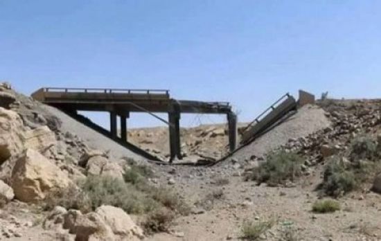 مليشيات الحوثي تفجر جسرًا بالخط العام في مريس شمالي الضالع