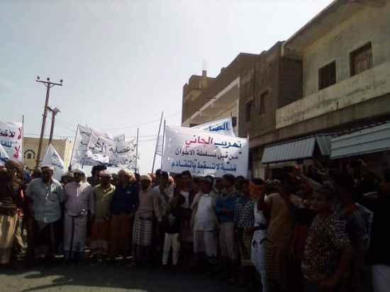 للمرة الرابعة.. مظاهرات حاشدة في سقطرى للمطالبة برحيل المحافظ وعصابة الإخوان (صور)
