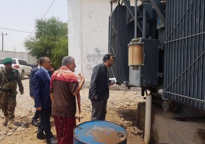 وفد من الانتقالي الجنوبي يتفقد محطة بئر ناصر الكهربائية بلحج 