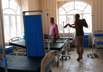 قيادي بالانتقالي يزور المستشفى الميداني بالضالع