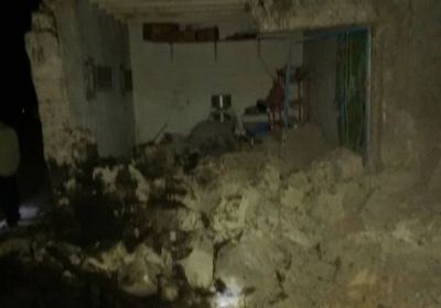 مليشيا الحوثي تستهدف منازل المواطنين في الضالع بصاروخ (صور)