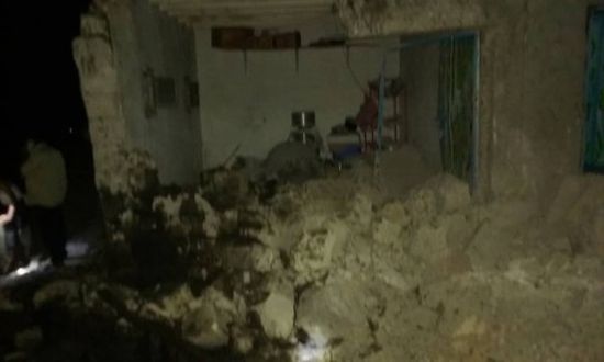 مليشيا الحوثي تستهدف منازل المواطنين في الضالع بصاروخ (صور)