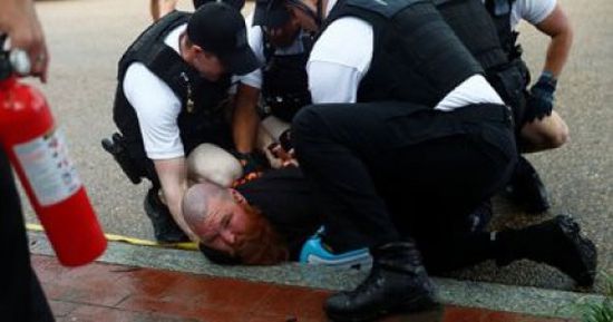 بعد حرق العلم الأمريكي.. اعتقال شخصين على إثر احتجاجات بواشنطن