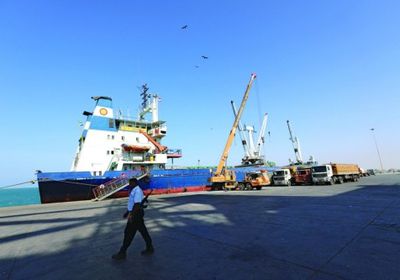 صحيفة إماراتية: مليشيا الحوثي تواصل استخدام ميناء الحديدة في عمليات التهريب