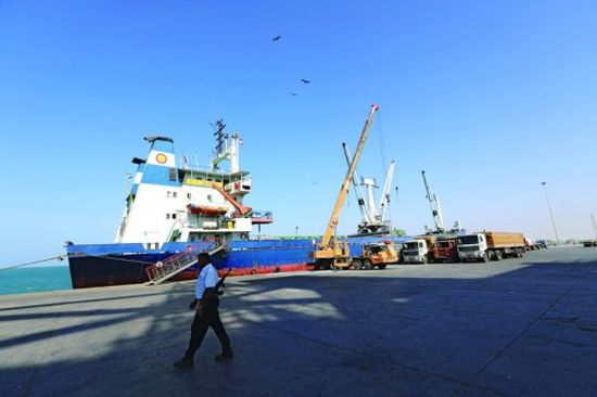 صحيفة إماراتية: مليشيا الحوثي تواصل استخدام ميناء الحديدة في عمليات التهريب