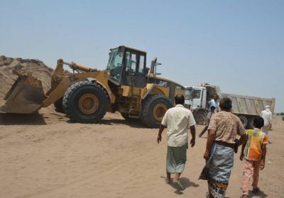 إزالة الكثبان الرملية من منازل قرية الشاذلية بالساحل الغربي (صور)