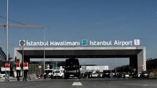 بالفيديو.. شاهد فضيحة مدوية بمطار إسطنبول