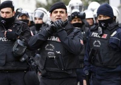في حماية شرطة أردوغان.. اعتداءات عنصرية ضد السوريين (فيديو)