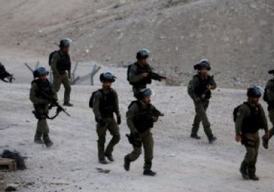 الجيش الإسرائيلي يعتقل شابا فلسطينيا ووالده في حملة تمشيط عسكري