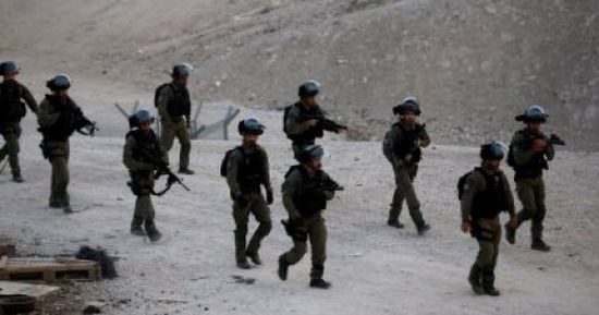 الجيش الإسرائيلي يعتقل شابا فلسطينيا ووالده في حملة تمشيط عسكري