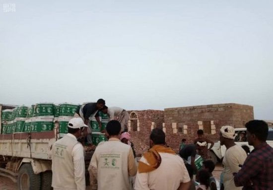 سلمان للإغاثة يوزع 821 سلة غذائية في محافظة سقطرى (صور)