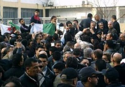 الأمن الجزائري يأمر بفتح تحقيق بخصوص مواجهات بين الشرطة والمتظاهرين